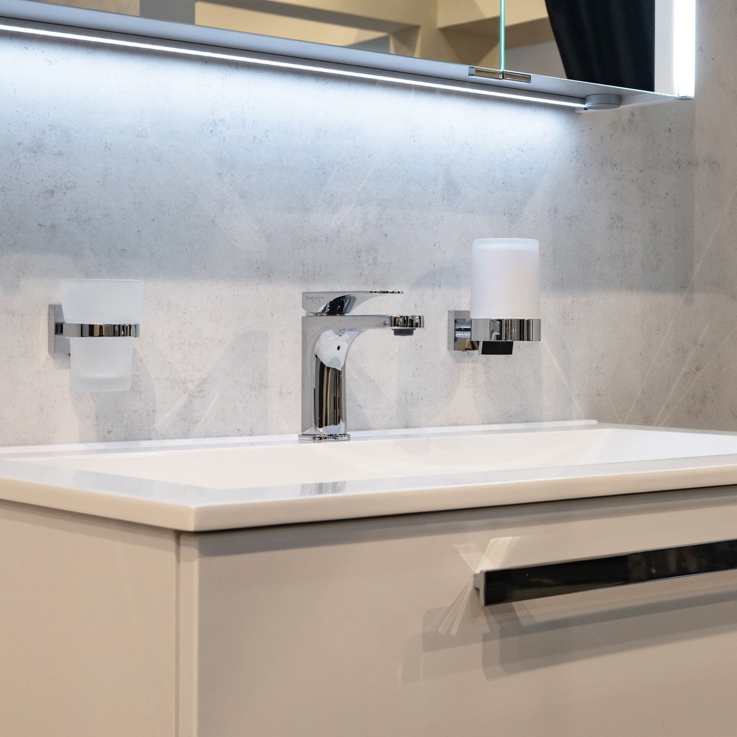 Smedbo - HOUSE Holder with Glass Soap Dispenser - RK361
